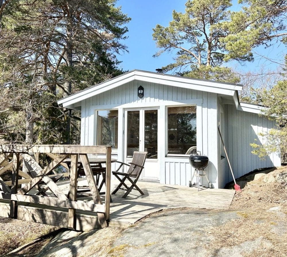 Kockstugan trädäck och stuga på idöborg i Stockholms skärgård