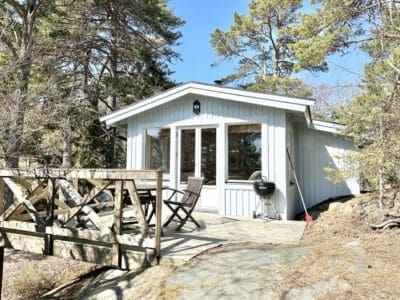Kockstugan trädäck och stuga på idöborg i Stockholms skärgård