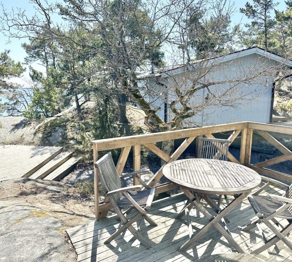 Kockstugan trädäck och havsutsikt på idöborg i stockholms skärgård
