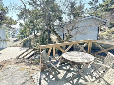 Kockstugan trädäck och havsutsikt på idöborg i stockholms skärgård