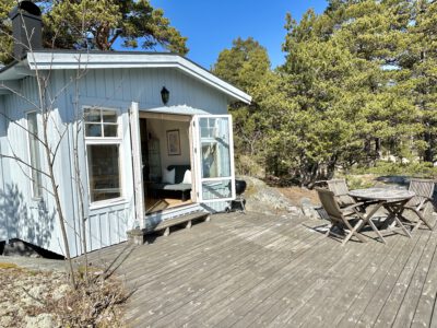 Stuga Insikten med altan på Idöborg