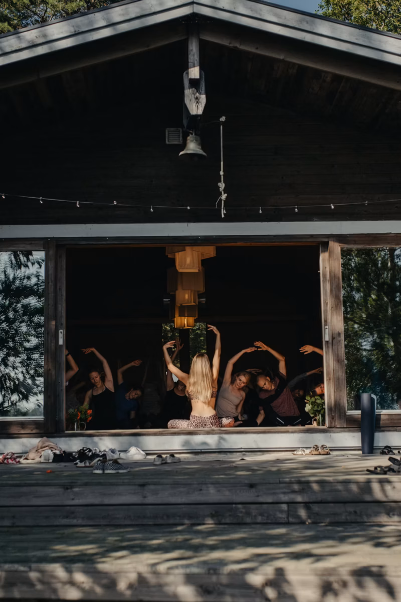 Yoga i Dojon på Idöborg i Stockholms skärgård