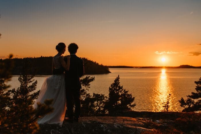 Bröllopsfotografering på Idöborg med solnedgång till utsikt