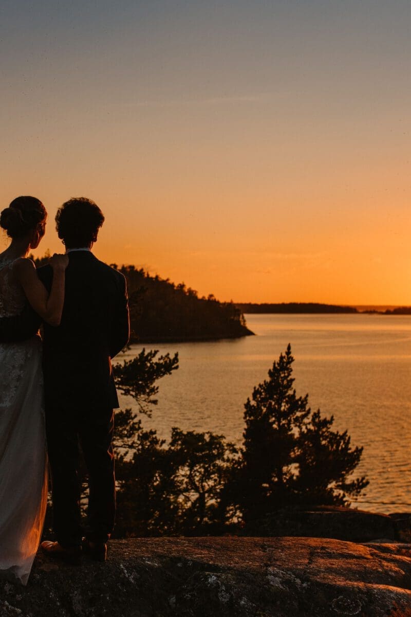 Bröllopsfotografering på Idöborg med solnedgång till utsikt