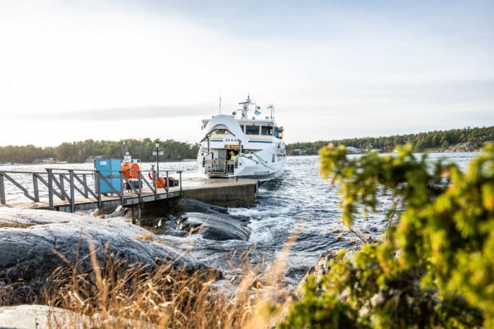båt anländer till Idöborg i Stockholms skärgård