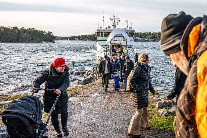 Waxholmsbolaget anländer till Idöborg i Stockholms skärgård