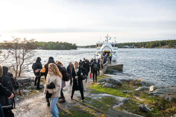 La compagnia Waxholmsbolaget arriva a Idöborg, nell'arcipelago di Stoccolma