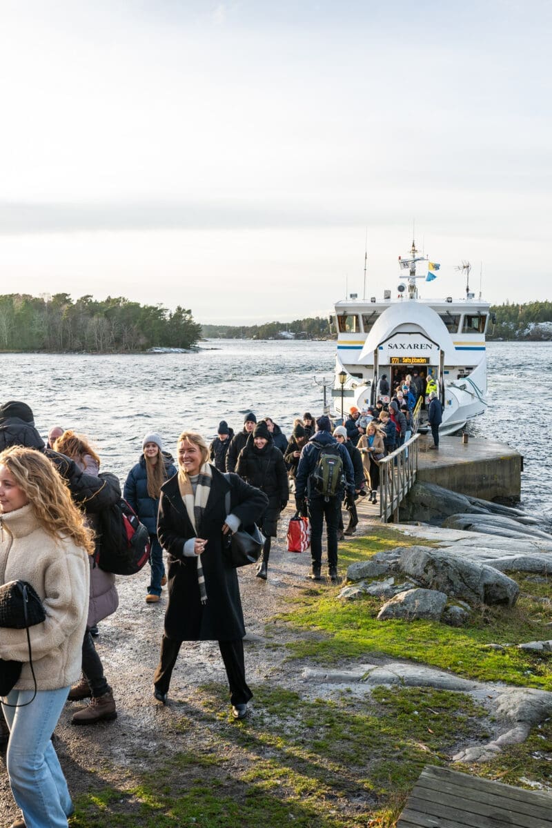 Waxholmsbolaget anländer till Idöborg i Stockholms skärgård